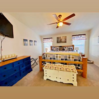 Almost Bearadise - The primary bedroom at the cabin Almost Bearadise with a luxury king mattress, luxury sheets and bedding with a log bed frame - Vacation Rentals Near Me - Sugarloaf , California