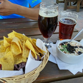 Bedondaine & Bedons Ronds - Nachos de luxe - Pubs Near Me - Chambly, Quebec