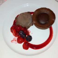 Hotel Ashley's Garden - Molten soufflé and chocolate ice cream