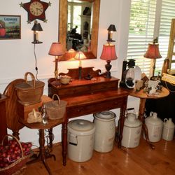 Family Affair Estate Sales - Primitives