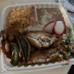 Taqueria Jalos - Filete de pescado empanizado con arroz y frijoles, tortillas de harina! Crispy delicious and flavorful!