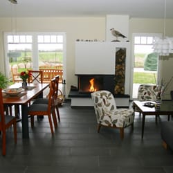 Ferienhaus Sonnenkap - Blick in das Wohnzimmer, außen die Terrasse