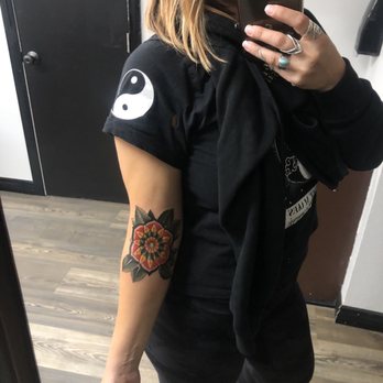 Luckys Tattoo - Tattoo Near Me - Santa Susana, California