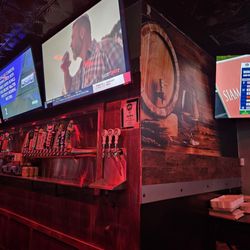 Henry's Bar & Grill