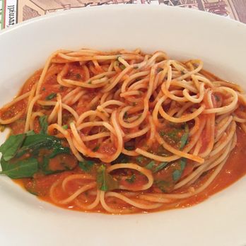 Zum Schmale Wurf - Pasta Pomodoro - Italian Near Me - Basel, BS Zum Schmale Wurf - Pasta Pomodoro - Italian Near Me - Basel, BS