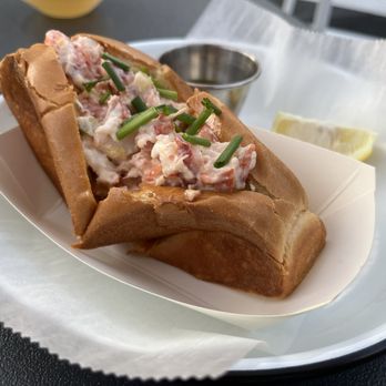 The Lookup - Hamptons Lobster Roll - Cocktail Bars Near Me - New York, New York The Lookup - Hamptons Lobster Roll - Cocktail Bars Near Me - New York, New York