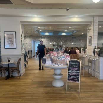 Lake St Cafe - inside - Breakfast & Brunch Near Me - Addison, Illinois
