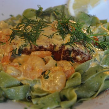 Nudelhaus - Instead of rigatoni I asked for the gruneband nudeln. On top are shrimps, a fillet of salmon and dill. - Italian Near Me - Göttingen, NI