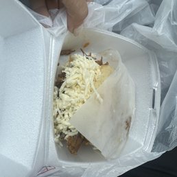 Arepa con carne mechada y queso Arepa con carne mechada y queso