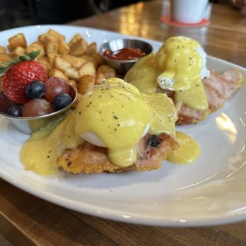 Jacksons Landing - Maple-Glazed Bacon Eggs Benedict - Canadian (New) Near Me - Burlington, Ontario