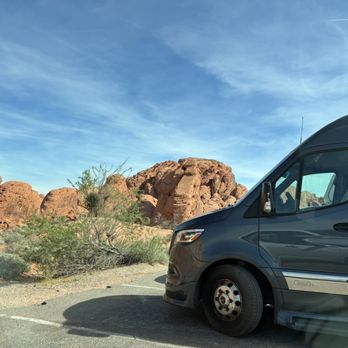 Valley of Fire State Park - Trailhead at rainbow trail - decent bit of parking, not a ton but plenty of turnover since it's a short hike - Parks Near Me - Overton, Nevada
