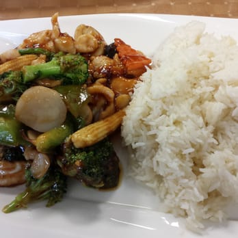 King Wok Chinese Restaurant - Chicken with garlic sauce lunch special. - Chinese Near Me - Woonsocket, Rhode Island