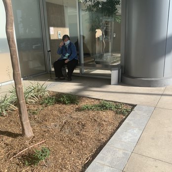 Quest Diagnostics - Waiting area in hot sun - Laboratory Testing Near Me - Torrance, California