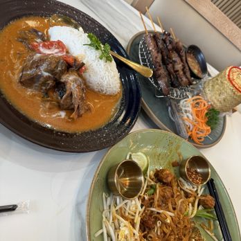 Kinaree Eatery - Kinaree Jumbo Crab Pad Thai, Moo Ping with Sticky Rice, Panang Curry w Braised Beef - Thai Near Me - Chino, California Kinaree Eatery - Kinaree Jumbo Crab Pad Thai, Moo Ping with Sticky Rice, Panang Curry w Braised Beef - Thai Near Me - Chino, California