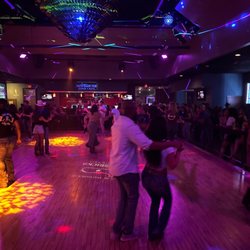 Mavericks Dance Hall - All they play is country pop the DJ sucks no real country no real Teo step go to Ft Worth for real country