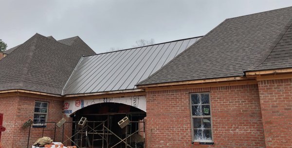 Booth Roofing Co. Logo