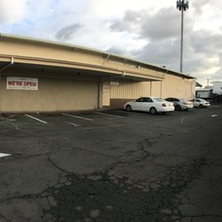Hilo Ace Hardware - Side parking lot at entrance to new location for ACE Hardware in Hilo. Entrance at 550 Kilauea Ave, exit on Hualalai St.