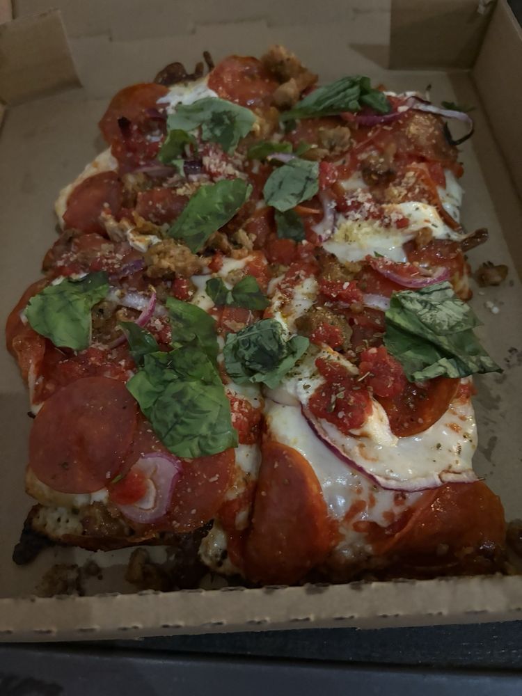 Duke's Delicious Pizza Logo