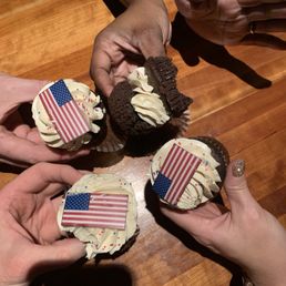 Cupcakes with chocolate cake and vanilla frosting