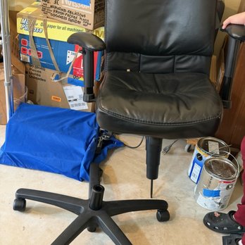 MG Moving Services - Shows how top and bottom of desk chair separate with no obvious way to keep the middle sharp point from digging into the floor - Movers Near Me - Sterling, Virginia MG Moving Services - Shows how top and bottom of desk chair separate with no obvious way to keep the middle sharp point from digging into the floor - Movers Near Me - Sterling, Virginia