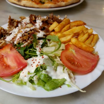 König Kebap - Dönerteller mit Hähnchenfleisch, Pommes und Salat. - Kebab Near Me - Stuttgart, BW König Kebap - Dönerteller mit Hähnchenfleisch, Pommes und Salat. - Kebab Near Me - Stuttgart, BW