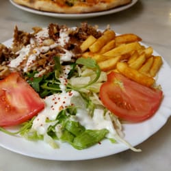König Kebap - Dönerteller mit Hähnchenfleisch, Pommes und Salat.