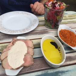 Joligs - Salat, Vitello Tonnato, Duca-Nußmischung mit Olivenöl