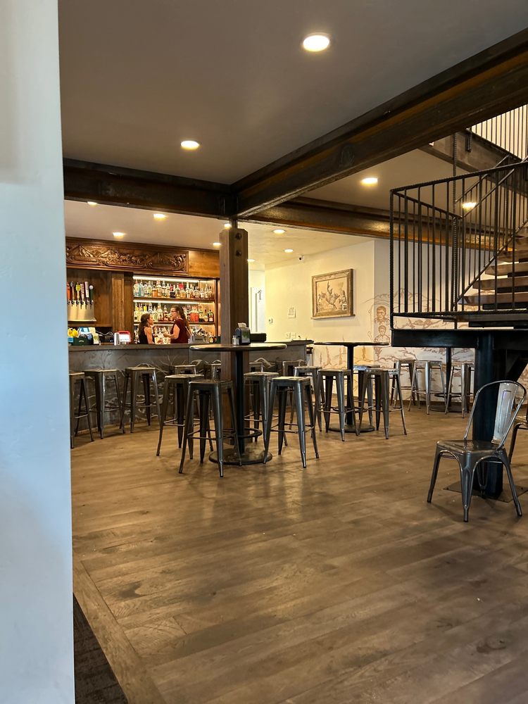 Challis Roadhouse Logo