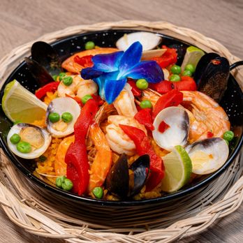 Bryan Restaurant - Exquisita paella rebosante de mariscos: almejas frescas, mejillones, camarones, langostinos y seafood mix. Tradición española en tu mesa - Cuban Near Me - Hialeah, Florida