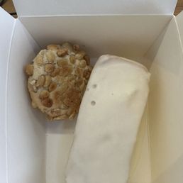 Pignoli cookie and lemon snack cake