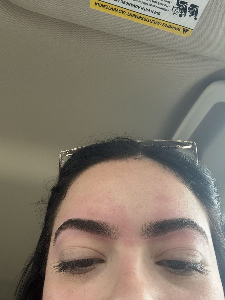 Leilas Brow Art Logo