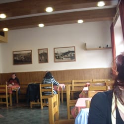 restaurace Sport - W miłym, spokojnym wnętrzu można obejrzeć na dużym ekranie z lewej strony fragmenty meczów i inne imprezy sportowe. Na
