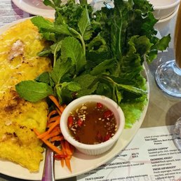 Saigon crepe (Bánh xèo) and Thai Ice Tea