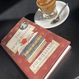 Oat milk cortado with cinnamon powder
