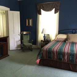 Antique Mansion Bed and Breakfast - Suite with king bed