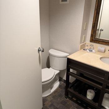 Lansdowne Resort and Spa - Peaking in at John - Hotels Near Me - Leesburg, Virginia