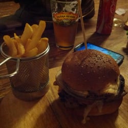 Ines Stube - Panino, patatine e birretta