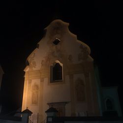 Ostaria Gran Ciasa - La antica chiesetta di Pieve di Marebbe di fronte al locale