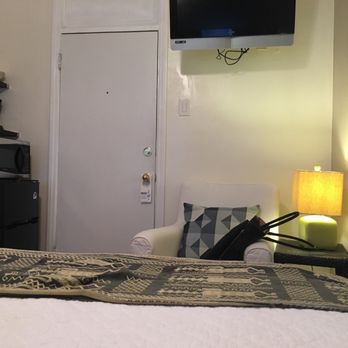 Hotel Royal - Cozy studio room with your own private bathroom attached. - Hotels Near Me - Long Beach, California
