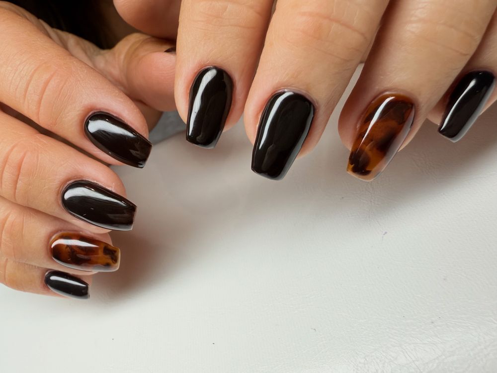 Emuna Nails Srq Logo