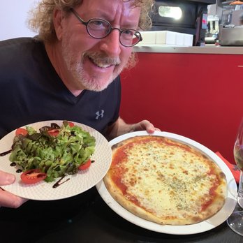 Adaggio - David with Cheese pizza and a bowl of fresh salad. - Pizza Near Me - Paris, 75 Adaggio - David with Cheese pizza and a bowl of fresh salad. - Pizza Near Me - Paris, 75