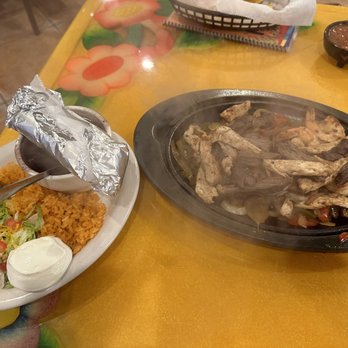 Mi Casa Restaurant - Fajitas w/ steak, chicken & shrimp - Mexican Near Me - Riverview, Florida
