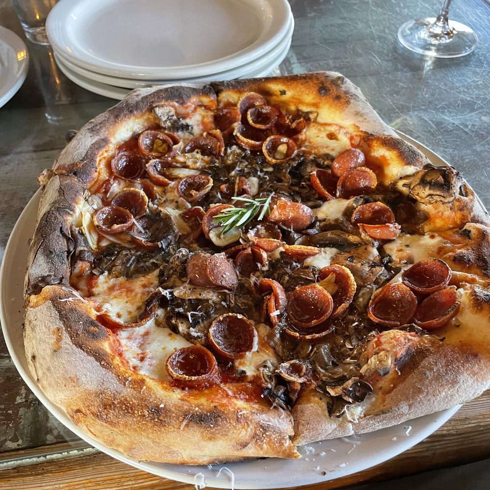 Farollon - san marzano tomato sauce, fresh mozzarella, pepperoni, mushroom, sliced garlic $20 Farollon - san marzano tomato sauce, fresh mozzarella, pepperoni, mushroom, sliced garlic $20