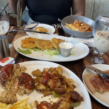 The Highlands - Salmon cakes, fried green tomatoes, shrimp & grits - Coffee & Tea Near Me - Washington, DC, District of Columbia