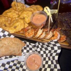 Omg! What can I say this place is grate fun and food is Exeptional, beautiful and delicious can't go wrong come check it out