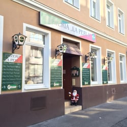 Perla Pizzeria - Weihnachtliche Außenfassade