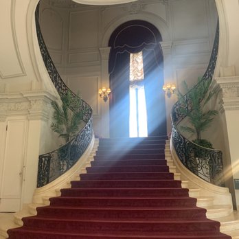 Rosecliff Mansion - The grand staircase - Museums Near Me - Newport, Rhode Island