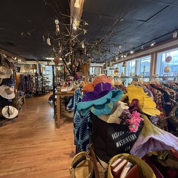 Giraffe - Interior - Women's Clothing Near Me - Vashon, Washington Giraffe - Interior - Women's Clothing Near Me - Vashon, Washington