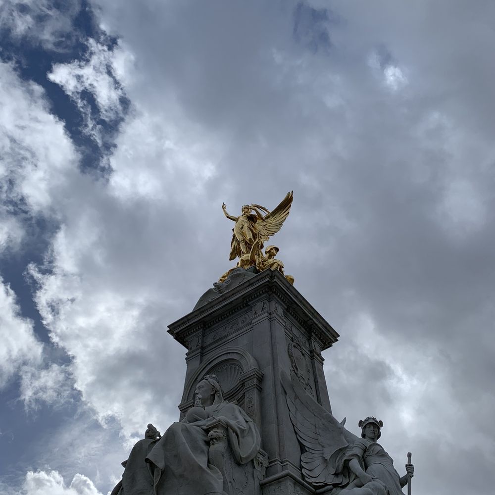 Buckingham Palace - Queen Victoria Memorial in front of Buckingham Palace - Landmarks & Historical Buildings Near Me - London, XGL
