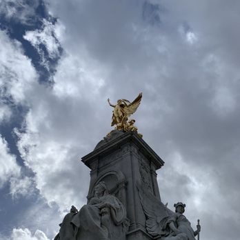Buckingham Palace - Queen Victoria Memorial in front of Buckingham Palace - Landmarks & Historical Buildings Near Me - London, XGL